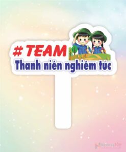 Hashtag cầm tay thanh niên nghiêm túc