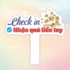 Hashtag cầm tay check in nhận quà liền tay