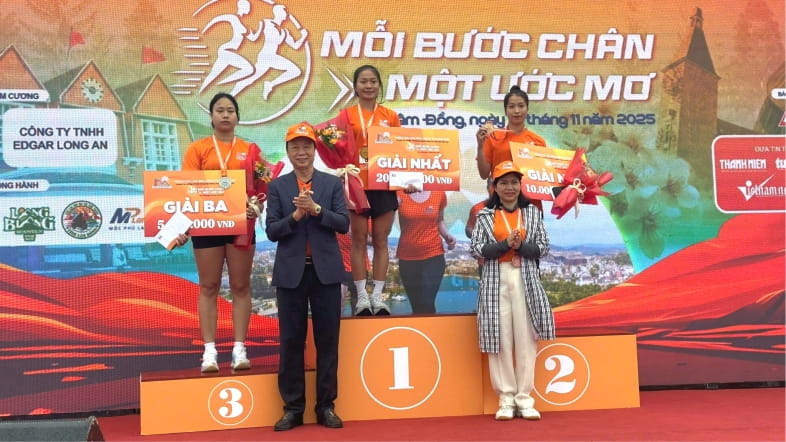 Bảng trao giải cuộc thi chạy bộ