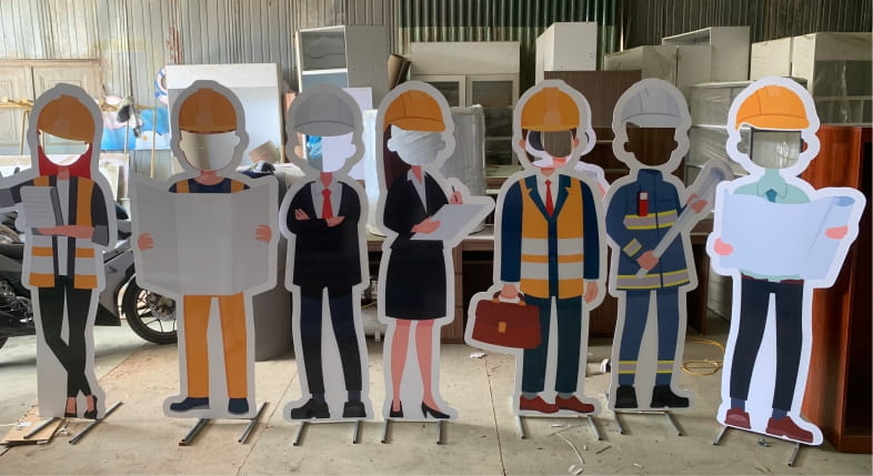 Standee hình người formex