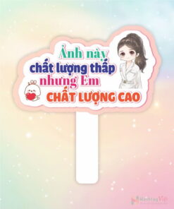 Hashtag cầm tay ảnh này chất lượng thấp nhưng em chất lượng cao