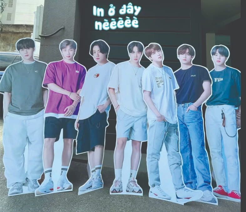 Standee hình người đẹp