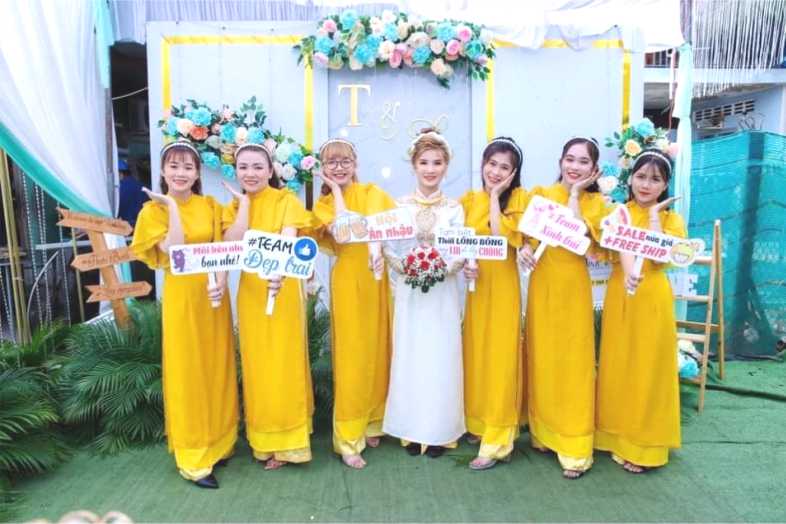 Hashtag cầm tay ngày cưới